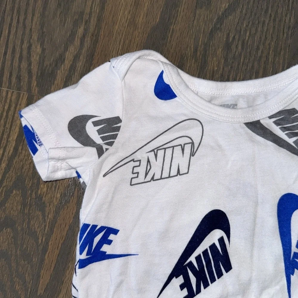 Nike Do It Short Sleeve Bodysuit & Shorts 2 Piece Set | 9M - Picture 4 of 8